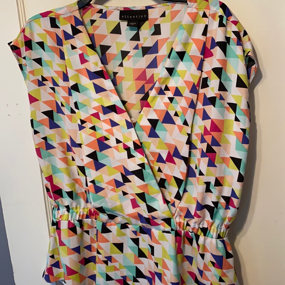 Attention geometric blouse w/stretchy waist